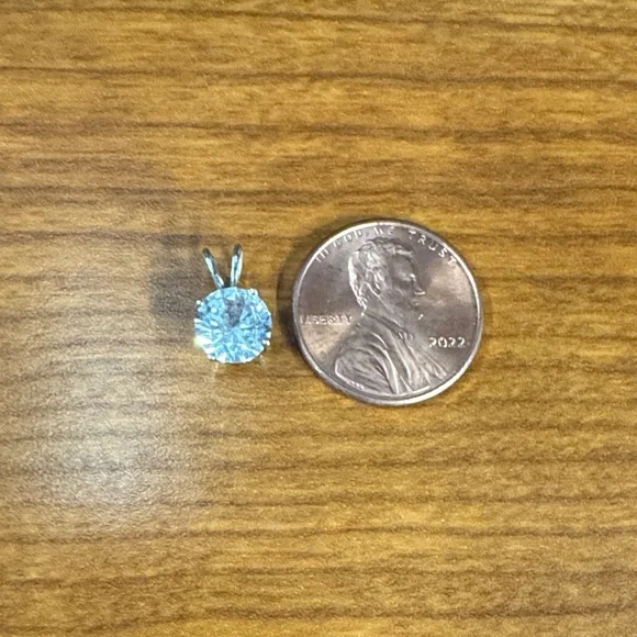 Sterling Silver 925 (92.5% pure Silver) with a White Sapphire gemstone center - Picture 4 of 5